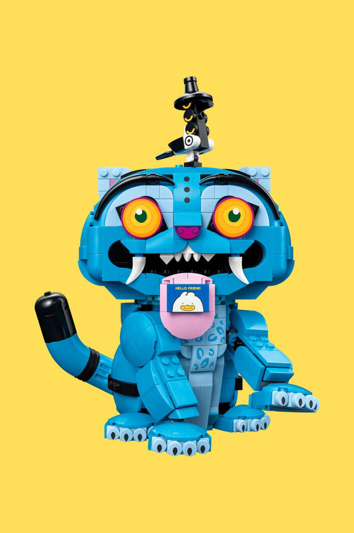 For every K-pop Demon Hunters fan who needs this on their shelf. The Derpy Tiger and Sussie Bird LEGO set is 825 pieces of pure fan joy. Two expressions, movable features, love notes, a flowerpot, and Sussie perched right on Derpy's head. Build it. Display it. Love it.