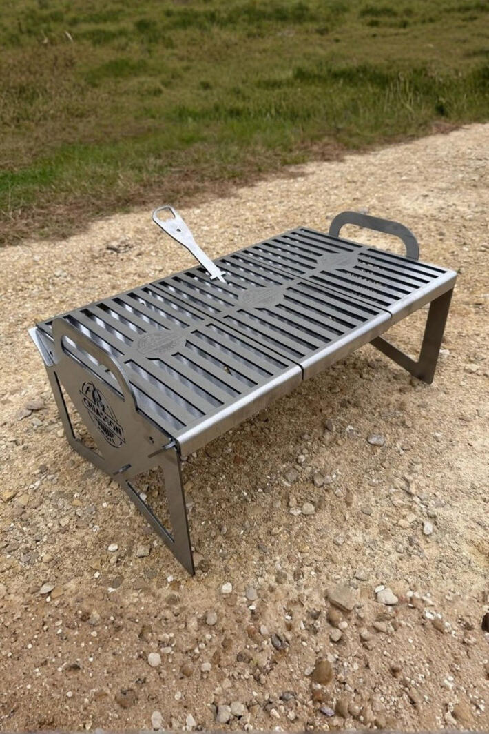 Collapsible Steel Grill for Backyard & Off-Grid Cooking Have you ever wanted a grill that could handle serious heat without relying on gas, coatings, or fragile parts, whether you’re in the backyard or miles off the grid? This collapsible steel grill is built from raw carbon steel and designed for high-heat coo