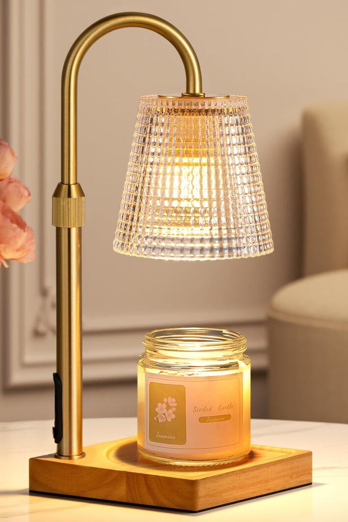 The Flameless Gift Every Candle Lover Needs The Hong-in Candle Warmer Lamp melts your favorite jar candles with gentle bulb heat no fire, no smoke, no worry. Four brightness levels, an 8-hour auto shutoff timer, adjustable height, and a wood-and-polka-dot glass design that looks stunning anywhere. C